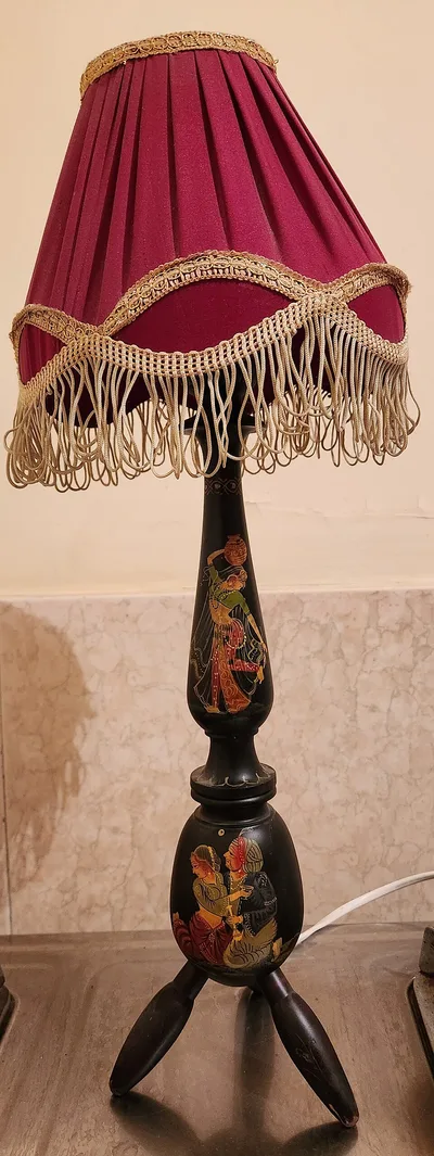 Luminária de mesa em madeira